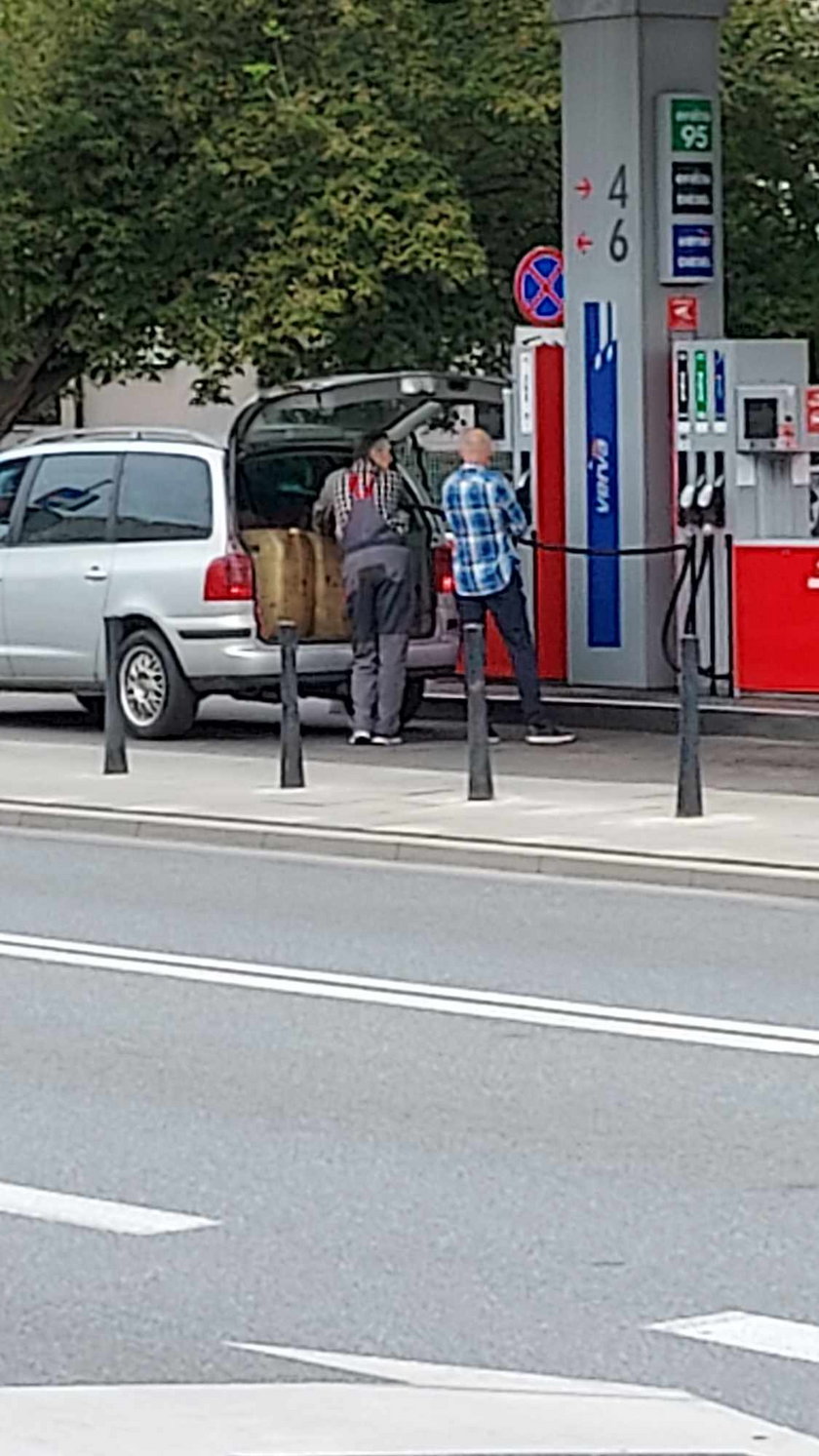 Orlen na warszawskim Targówku. Mężczyźni tankują paliwo do kanistrów