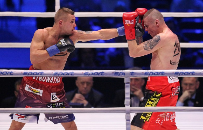 Michał Syrowatka (L) i Rafał Jackiewicz (P) podczas walki w wadze półśredniej, w trakcie gali bokserskiej Polsat Boxing Night