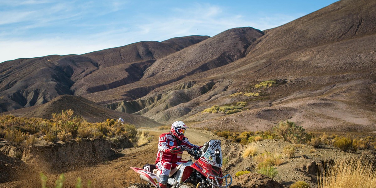 Rajd Dakar 2017: Rafał Sonik miał wypadek. Quad zawisł na gałęziach