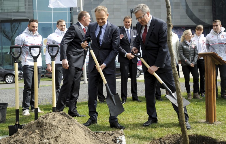 Komorowski i Tusk ze Stochem i Bródką zasadzili 'Dąb Wolności'