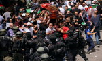Dramatyczne sceny na pogrzebie palestyńskiej dziennikarki. Trumna omal nie runęła na ulicę, poturbowani żałobnicy [WIDEO]