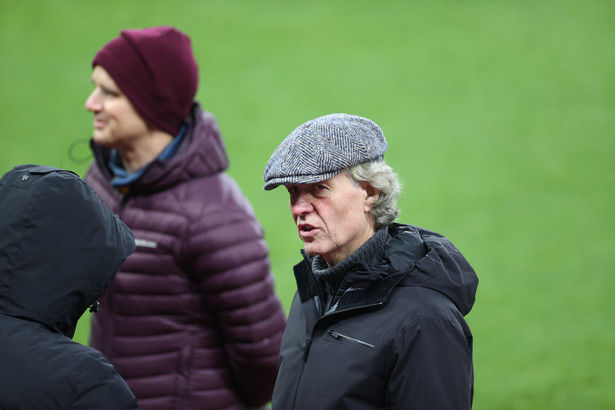 Prezes Legii Warszawa Dariusz Mioduski (P) podczas treningu drużyny na stadionie Villa Park w angielskim Birmingham