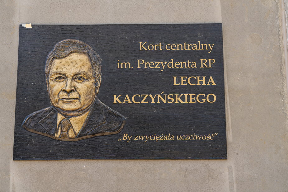 "By zwyciężała uczciwość" - głosi napis umieszczony w Kozerkach
