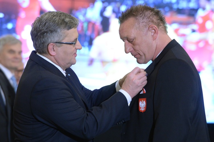 Prezydent Bronisław Komorowski odznaczył polskich piłkarzy ręcznych