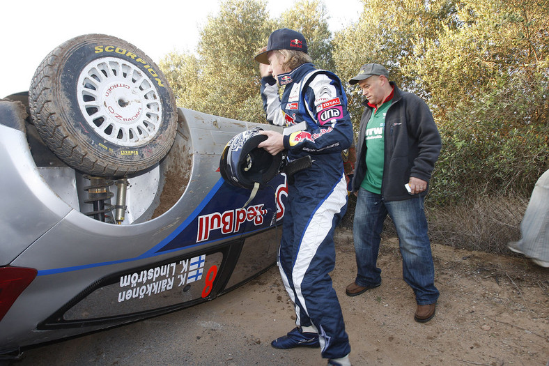 Rajd Hiszpanii 2010: jak ratowali po wypadku Räikkönena (zdjęcia: Rallyworld©Willy Weyens)