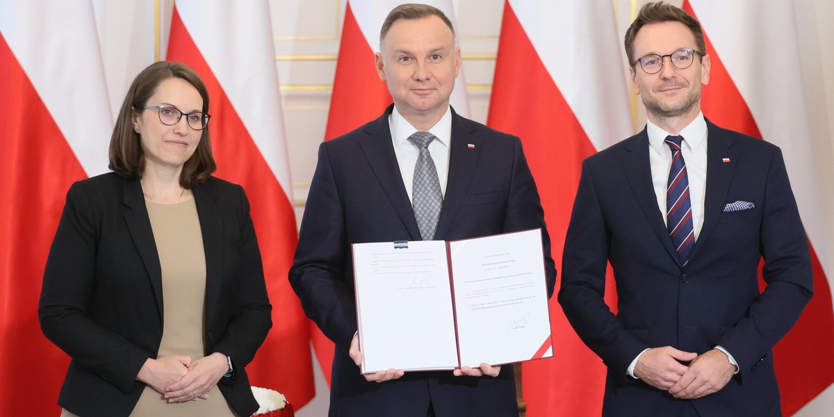 Prezydent RP Andrzej Duda, minister finansów Magdalena Rzeczkowska i minister rozwoju Waldemar Buda w czasie uroczystości podpisania przez prezydenta ustawy o wakacjach kredytowych