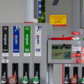 Spadająca cena ropy nie przełoży się na tańsze paliwa na stacjach. Oto przyczyna