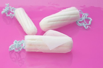 A tampon felhelyezése után rövid idővel rossz közérzet, hányás, eszméletvesztés, nehézlégzés lép fel – akár gégeödéma is kialakulhat –, a vérnyomás esik, majd mérhetetlenné válik, a pulzusszám emelkedik. Ez még orvosi segítség mellett is életveszélyes. Legtöbbször azonban az előbb felsorolt figyelmeztető jelek otthon vagy munkahelyen kezdődnek, ahol nincs orvos a közelben.