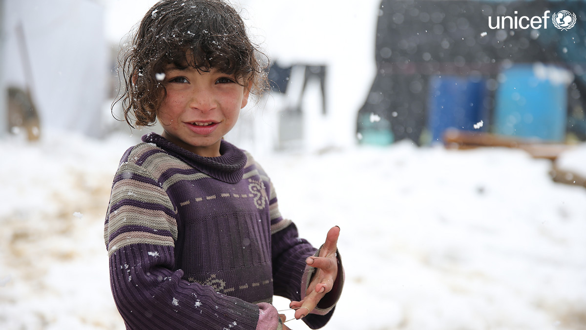 Nadchodząca zima to kolejne zagrożenie dla dzieci poszkodowanych na skutek kryzysu na Bliskim Wschodzie. UNICEF ściga się z czasem, aby zapewnić im ciepłą odzież, opał i koce. Najgorsza sytuacja jest w Syrii, gdzie na skutek konfliktu poszkodowanych jest 6 mln dzieci, a życiu wielu z nich jeszcze tej zimy grozi niebezpieczeństwo. Dlatego UNICEF Polska rozpoczyna kampanię i apeluje o pomoc poprzez stronę unicef.pl/syria.