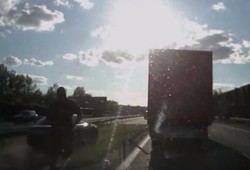 Bójka kiboli na autostradzie A4. Chuligani z siekierami atakowali samochody