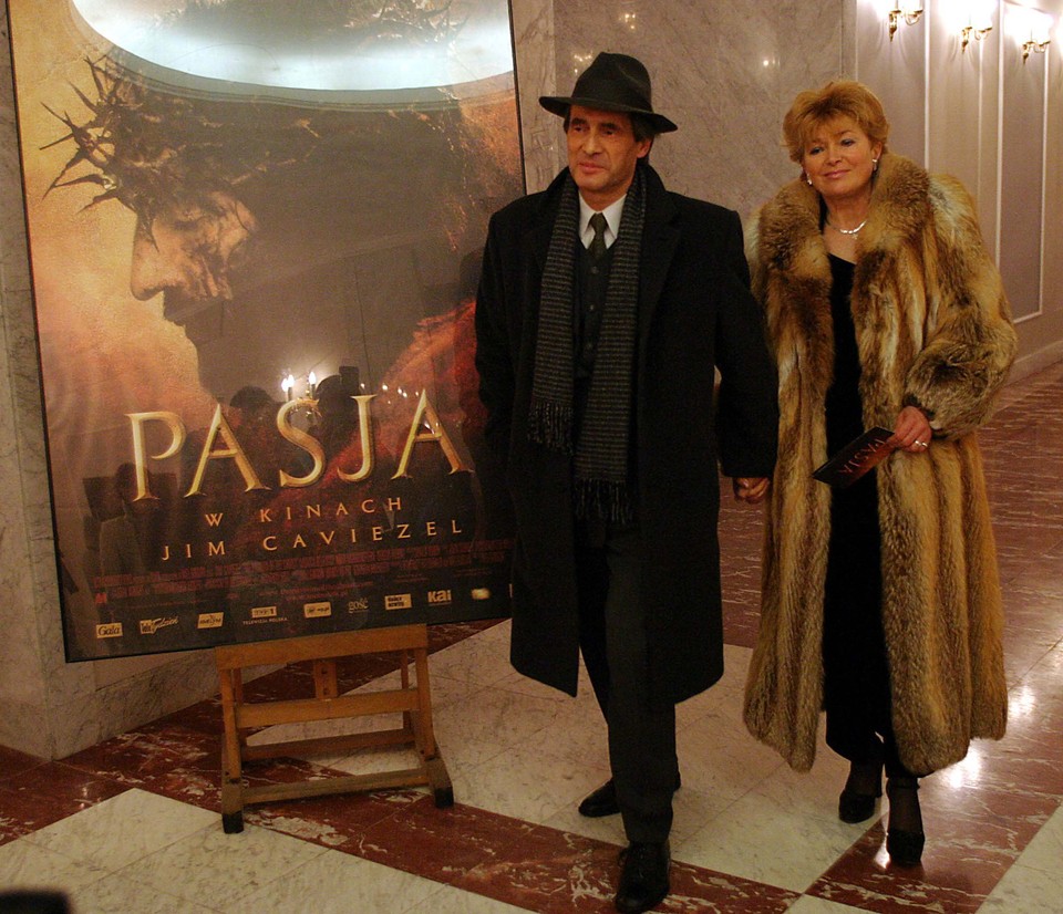 Jerzy Zelnik z żoną Urszulą na premierze filmu "Pasja" (2004)