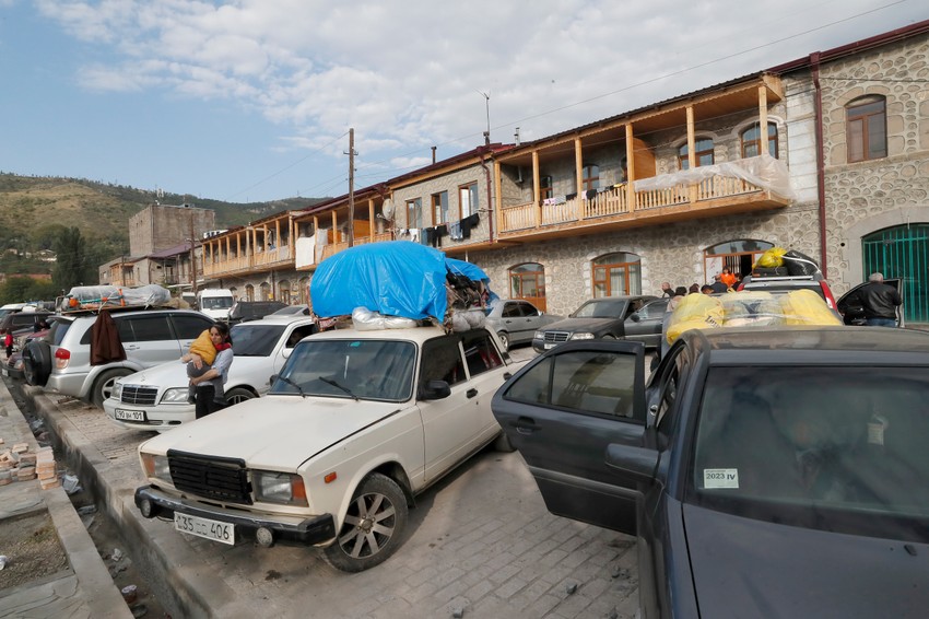 Ljudi su spakovali živote na krovove vozila