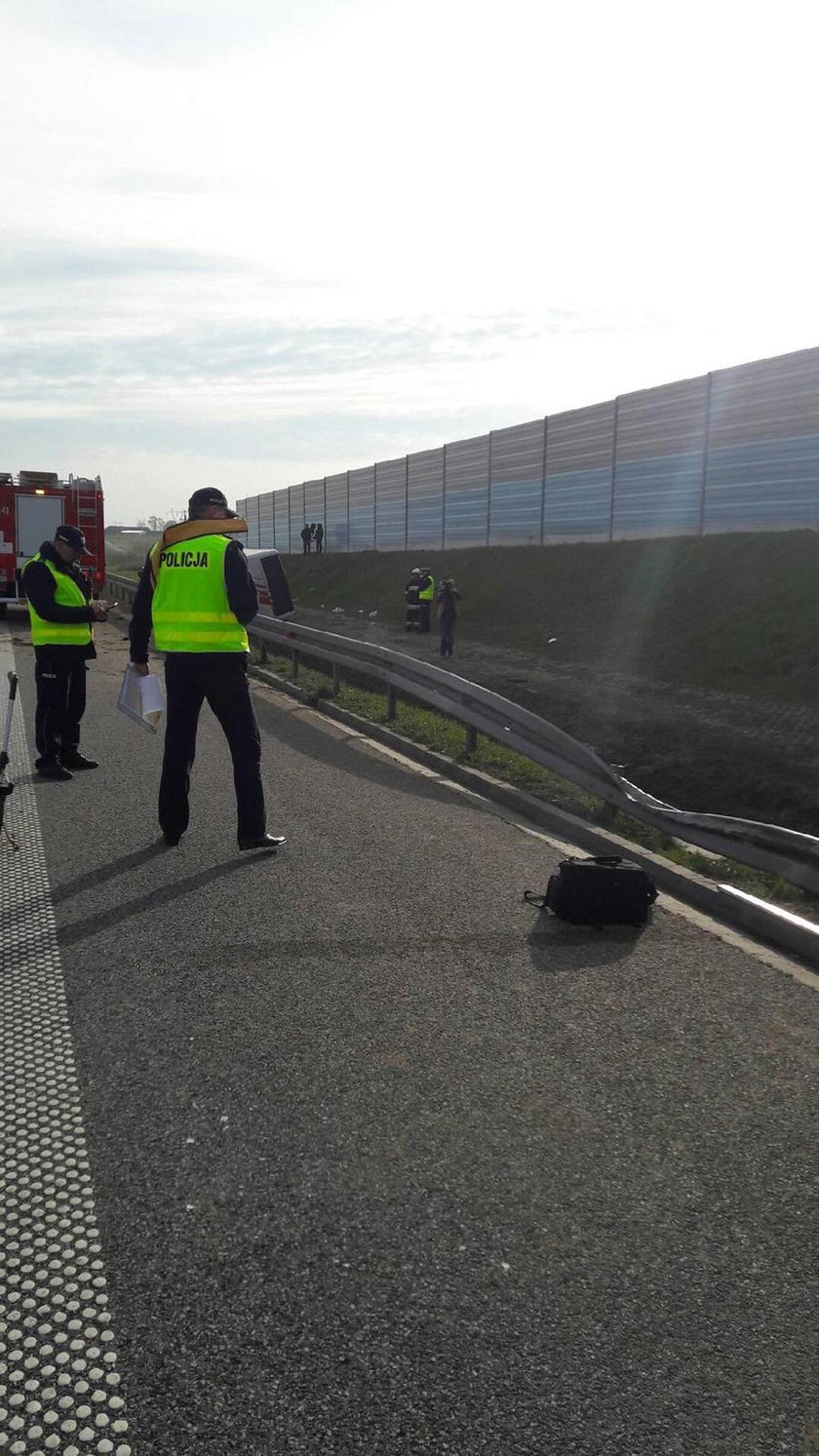 Wypadek autokaru na autostradzie A2. 18 osób rannych