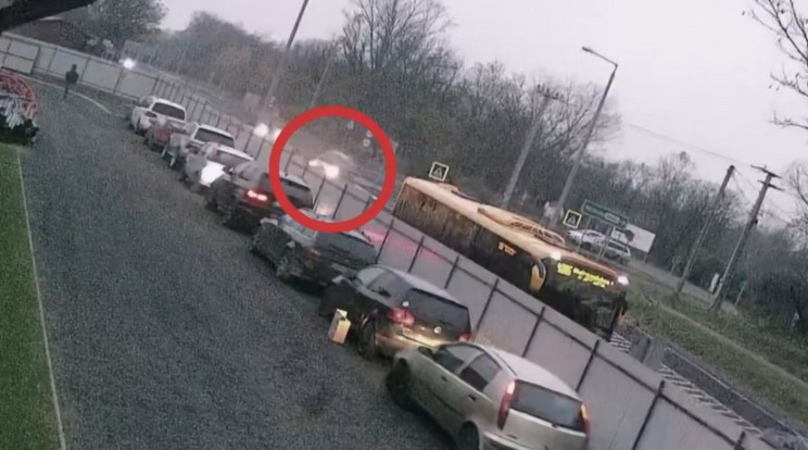 Az ütközés erejétől az utas az út melletti fémfalnak csapódott, ami behorpadt / Fotó: RTL