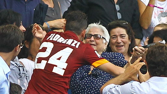 Alessandro Florenzi wyściskał babcię na trybunach po zdobyciu gola dla Romy w meczu przeciwko Cagliari (21.09.2014)