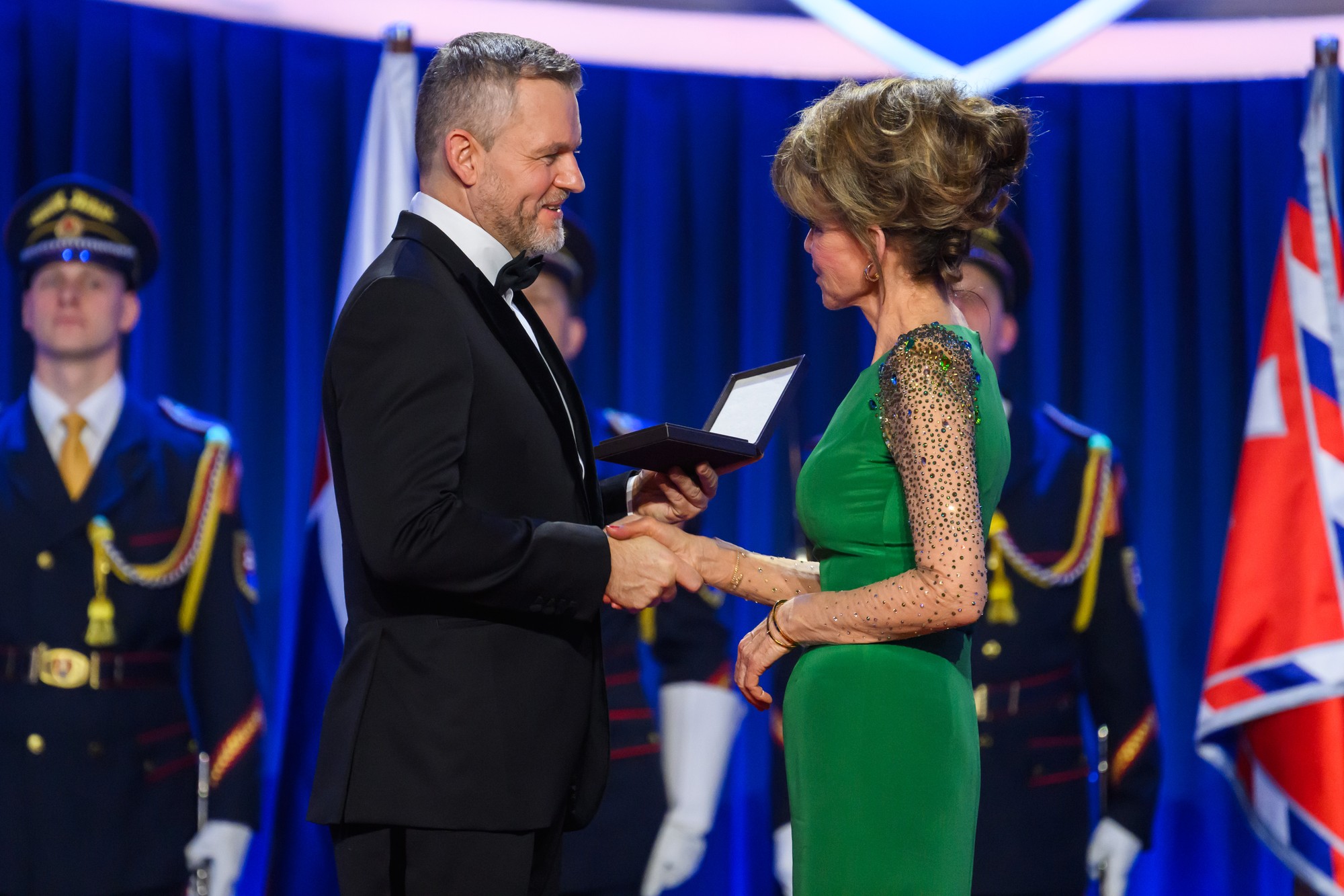 Vydavateľka Mária Reháková (vpravo), ktorej prezident SR Peter Pellegrini (vľavo) udelil štátne vyznamenanie.