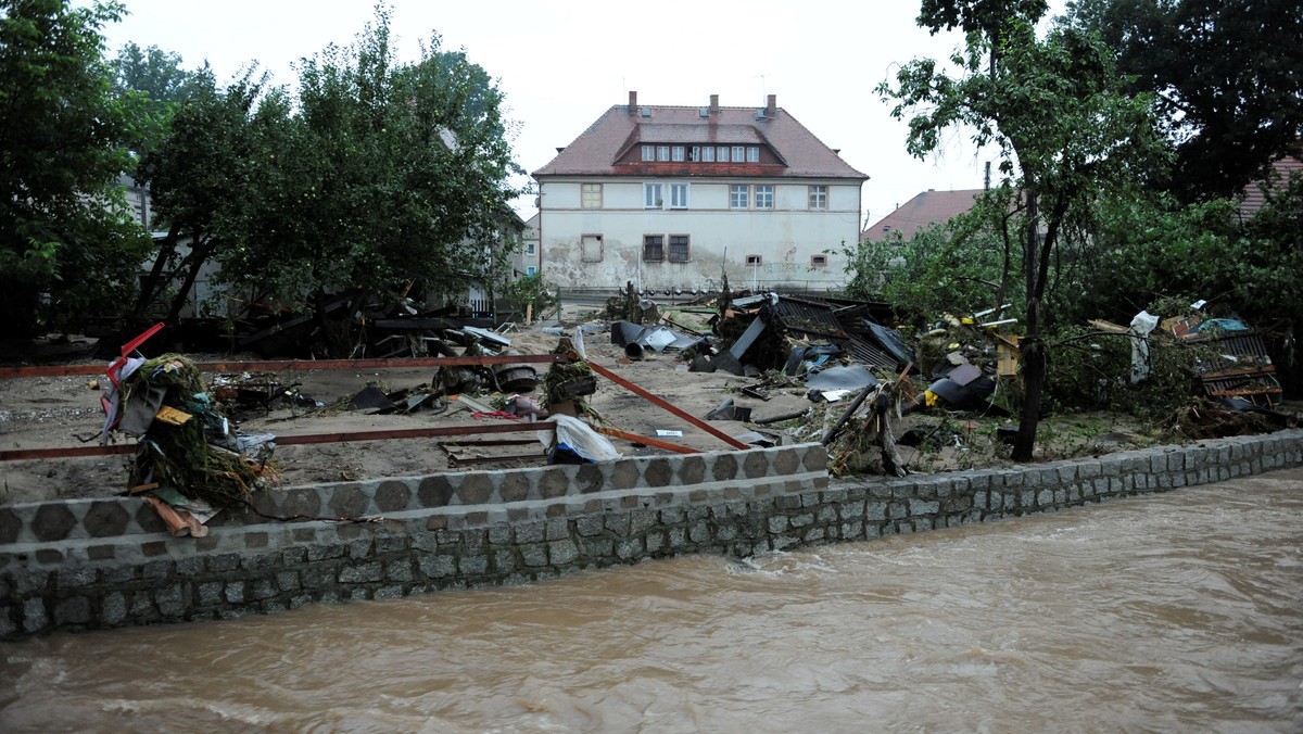 Podtopione budynki gospodarcze, pola i lokalne drogi oraz wysoki stan wód w dolnośląskich rzekach, to wynik utrzymujących się od kilku dni w regionie opadów deszczu. Wciąż najgorsza sytuacja panuje w powiecie zgorzeleckim, który ucierpiał w sierpniowej powodzi. Tam podtopionych zostało około 250 gospodarstw.