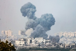 Po odcięciu komunikacji w Strefie Gazy przez Izrael nie można sprowadzić karetek. Rannych wozi się prywatnymi autami