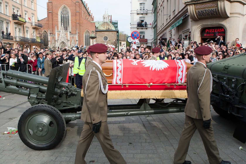 Szok! To znaleźli w trumnie Lecha Kaczyńskiego