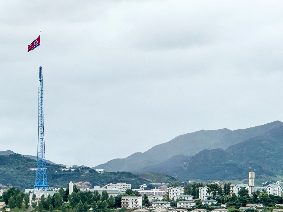 Północnokoreańska Wioska Propagndy i wielka flaga reżimu