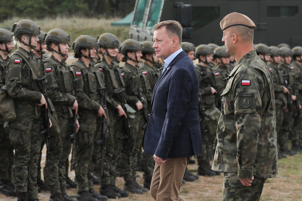 Minister obrony narodowej Mariusz Błaszczak nagrodził polskich żołnierzy za prowadzoną przez nich ewakuację Polaków z Izraela