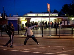 Walki na ulicach Londynu. To już druga noc przemocy