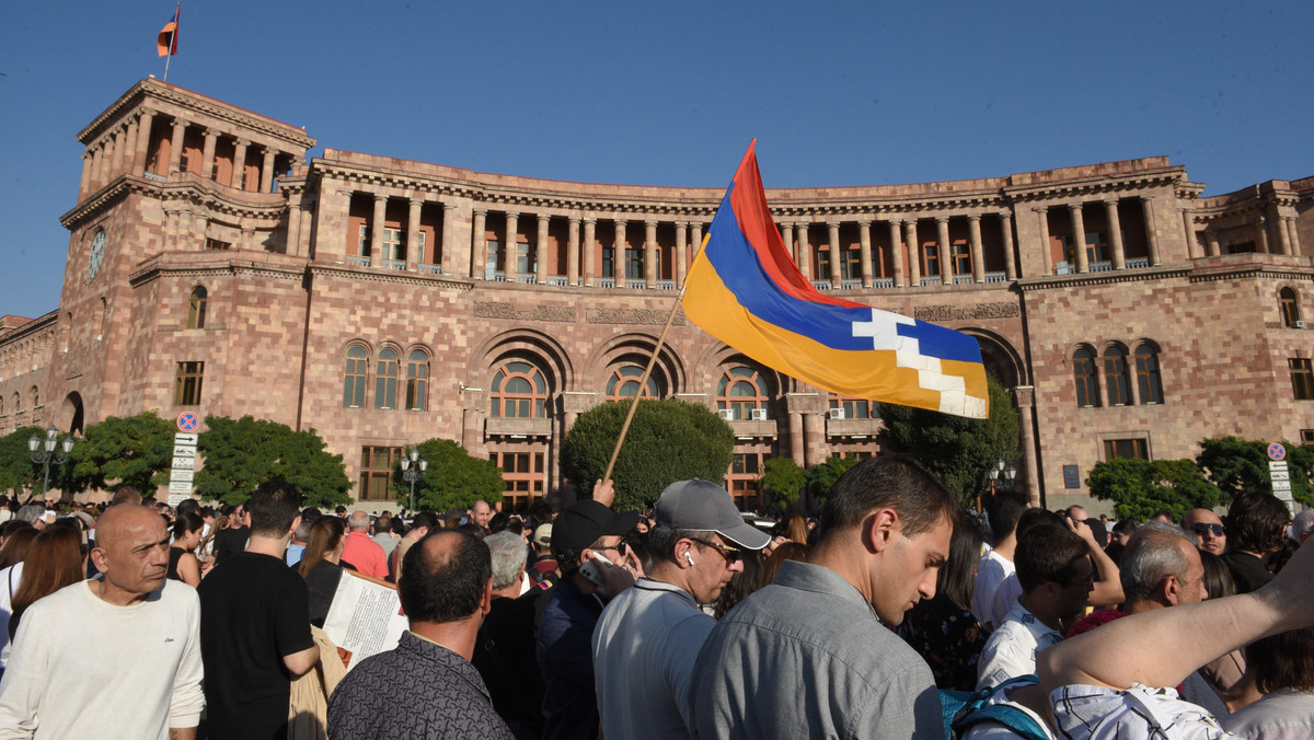 Azerbejdżan rozpoczął we wtorek "operację antyterrorystyczną" w separatystycznym Górskim Karabachu, wspieranym przez Armenię, co zdaniem części ekspertów oznacza początek pełnoskalowej wojny. Na ulicach Erywania wieczorem wybuchły antyrządowe protesty. Ludzie szturmowali budynki administracji, otoczyli ambasadę Rosji, policja użyła granatów hukowych.