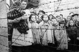 WWII. Polska. 27 stycznia 1945. Ocalałe dzieci po wyzwoleniu niemieckiego nazistowskiego obozu koncentracyjnego Auschwitz przez wojska radzieckie.