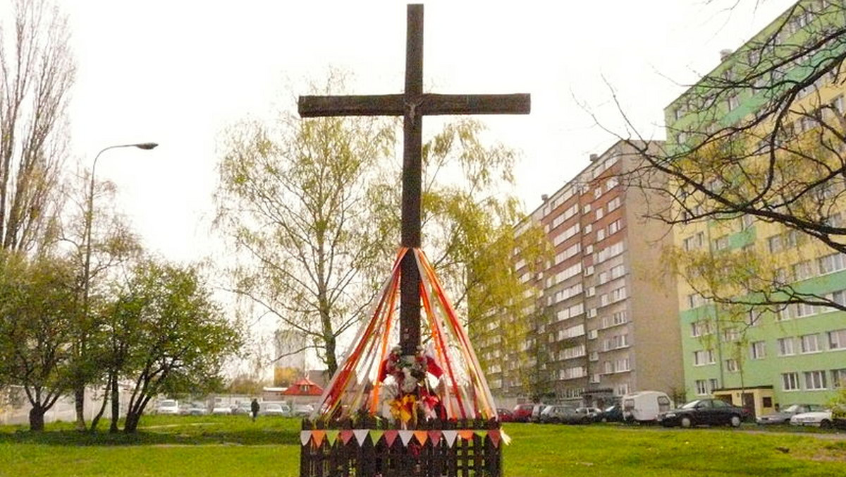 Sklep jest budowany na prywatnym terenie, miasto nie mogło wstrzymać jego budowy. Jednak gdy trzy lata temu inwestor po raz pierwszy próbował postawić market i przestawić powstańczy krzyż, prezydent Łodzi obiecywała, że zrobi wszystko, by sklep w tej lokalizacji nie powstał. Teraz właśnie powstaje, a PiS zarzuca prezydent, że oszukała łodzian.