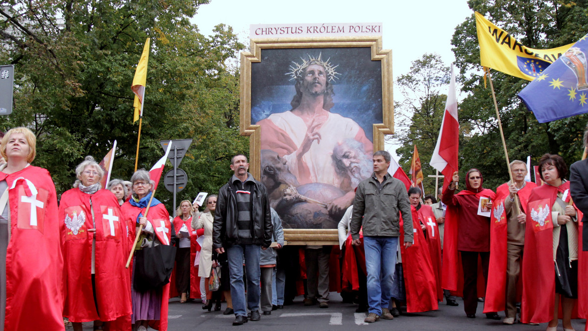 W niedzielę o godzinie 14 pod budynkiem Sejmu zebrała się grupa demonstrantów, którzy chcą intronizacji Jezusa Chrystusa na króla Polski. Grupa około 1000 osób przeszła przed pałac Prezydencki, by odwiedzić miejsce, w którym był postawiony przez harcerzy sporny krzyż. Zanim jednak wyruszyli głos zabrał Kazimierz Świtoń - przed laty inicjator stawiania krzyży na oświęcimskim żwirowisku. Świtoń stwierdził, że katastrofa smoleńska była zabójstwem - informuje portal tvn24.pl.