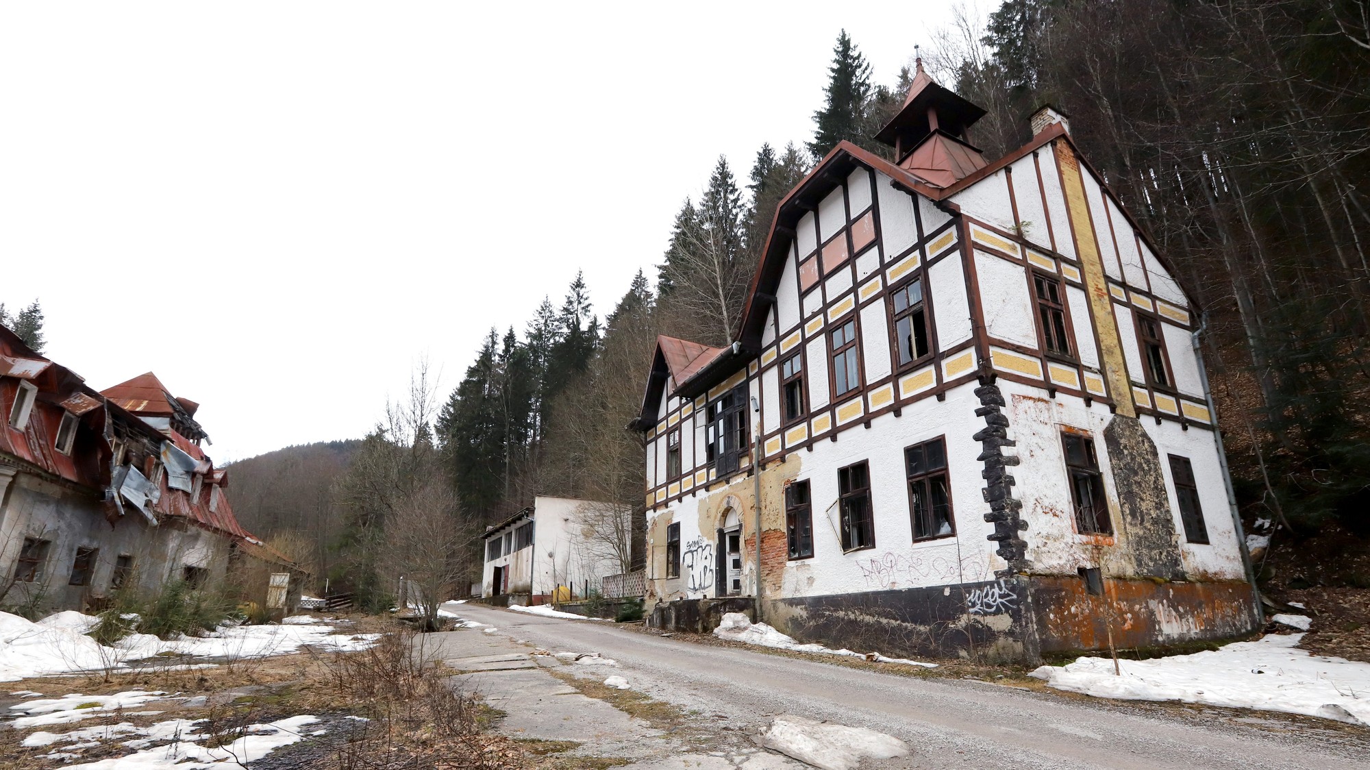 Kúpele Korytnica chátrajú.