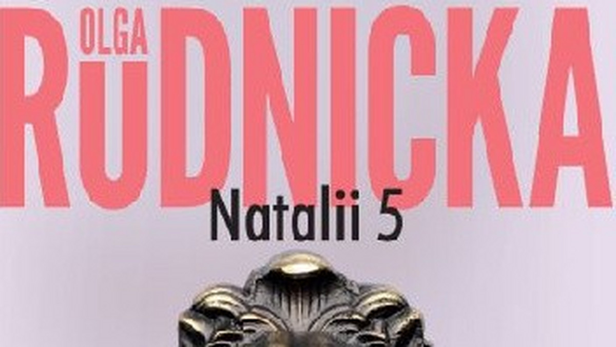 Olga Rudnicka dała już się poznać czytelnikom jako autorka intrygujących komedii kryminalnych. "Natalii 5" jest bowiem szóstą powieścią młodej autorki.