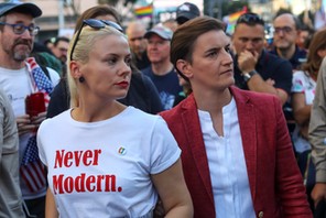 Premier Serbii Ana Brnabić (w marynarce) i jej partnerka Milica Đurđić podczas dorocznej parady LGBT w Belgradzie, 15 września 2019 r.