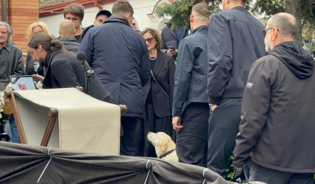 Žena Duška Vujoševića dovela psa na sahranu