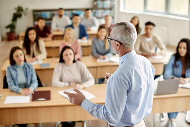 Pensje na uczelniach uzależnione są od pensji profesorów.