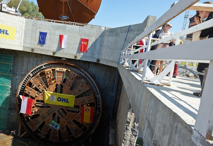 Inwestycja jest zlokalizowana nieco poniżej ujścia Kanału Kaszubskiego do Martwej Wisły, gdzie szerokość rzeki wynosi ok. 200 m. <br> <br><br>Fot. (mgo) PAP/Adam Warżawa