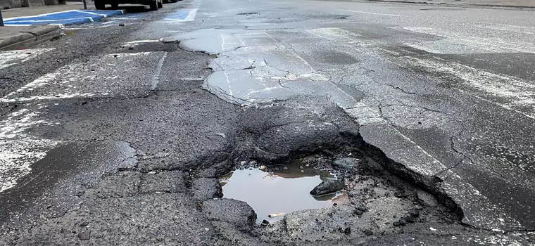 Dziury na drogach. Kto zapłaci za uszkodzenie koła lub wypadek?