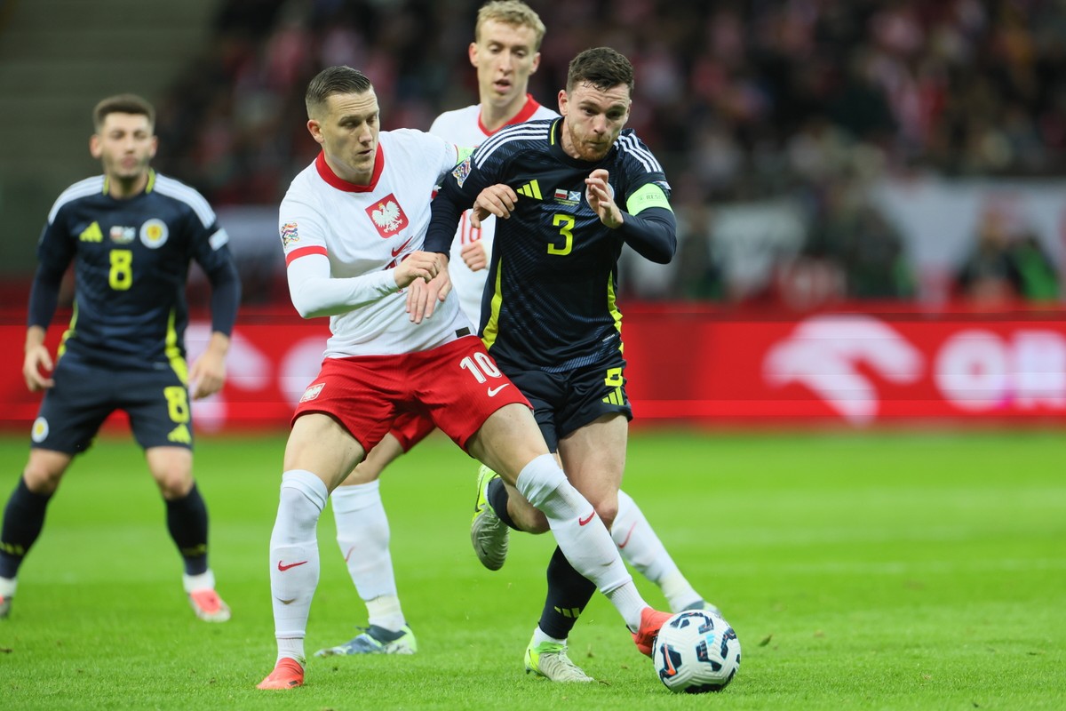 Piotr Zieliński (L) i Andy Robertson (P) w meczu grupy A1 piłkarskiej Ligi Narodów w Warszawie