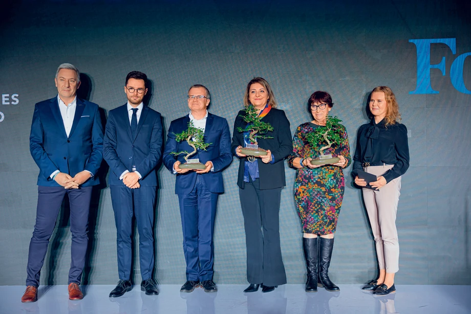 Nagrody III Kongresu Odpowiedzialnego Kapitału z rąk redaktora naczelnego oraz dziennikarzy „Forbesa” odebrali: Ludwik Kotecki, członek RPP (trzeci od lewej), Izabela Olszewska, wiceprezes GPW (trzecia od prawej), oraz Zofia Dzik, reprezentantka impact inwestorki (druga od prawej).