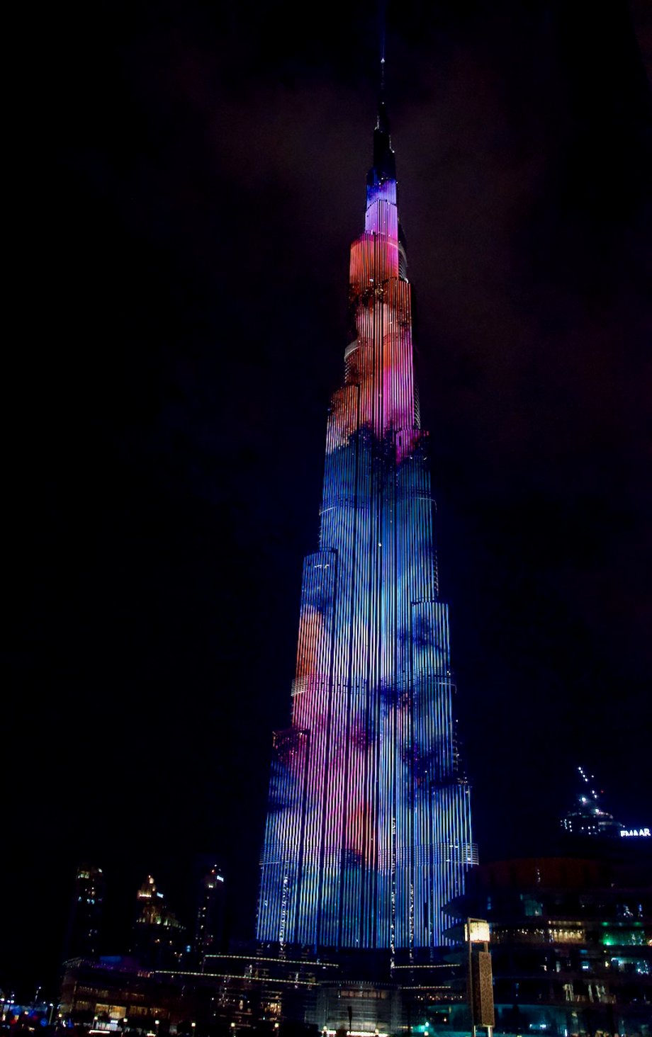 Burj Khalifa po zmroku zamienia się w 828-metrowy ekran, wyświetlający kolorowe iluminacje i reklamy