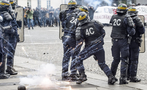 Huk petard i starcia z policją. Głośne manifestacje zwolenników i przeciwników Marine Le Pen w Paryżu