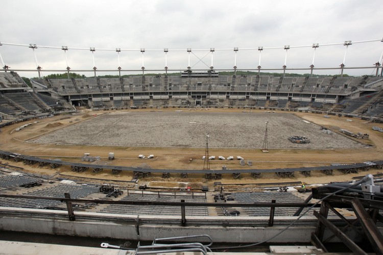 Stadion Śląski. Inwestor: województwo śląskie. Do niedawna największy polski stadion, dziś ma status wiecznej budowy (na zdjęciu stan z maja 2013). Jako stadion rezerwowy na Euro 2012 miał być zmodernizowany i zadaszony. Jednak 15 lipca 2011 r. doszło do katastrofy podczas podnoszenia konstrukcji linowej dachu, a przyczyną tego były - jak się później okazało – błędy projektowe. Pierwotnie modernizacja miała kosztować prawie 600 mln zł i być zakończona w 2015. Już wiemy, że tak się nie stanie, bo w czerwcu 2013 główny wykonawca oficjalnie opuścił plac budowy. Prace, rozpoczęte w październiku 2009 roku pewnie potrwają jeszcze kilka lat. Można tylko sobie wyobrażać, jak bardzo wzrosną koszty. <a href='http://www.forsal.pl/galerie/703615,zdjecie,1,niekonczaca_sie_przebudowa_za_600_mln_zlotych_oto_prace_na_stadionie_slaskim_zdjecia.html'>Zobacz więcej zdjęć stadionu.</a>