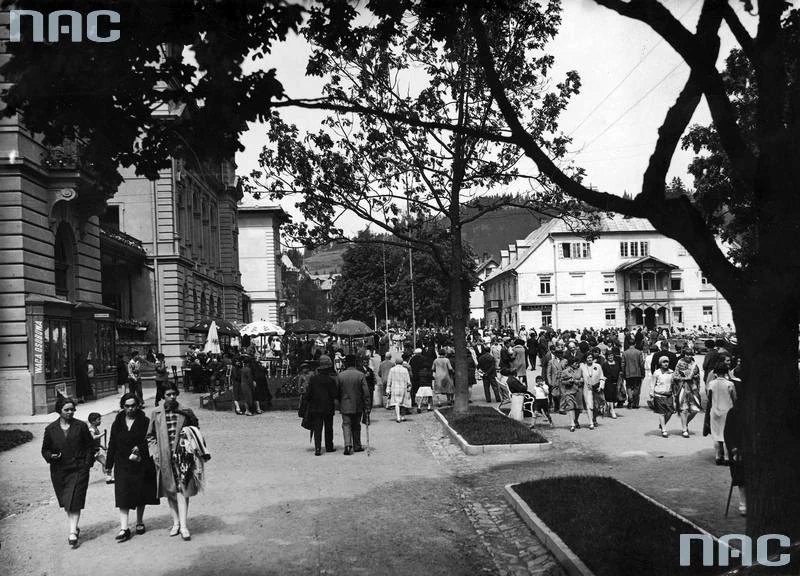 Państwowy Zakład Zdrojowy w Krynicy-Zdroju, deptak z widokiem na Dom Zdrojowy (1928)