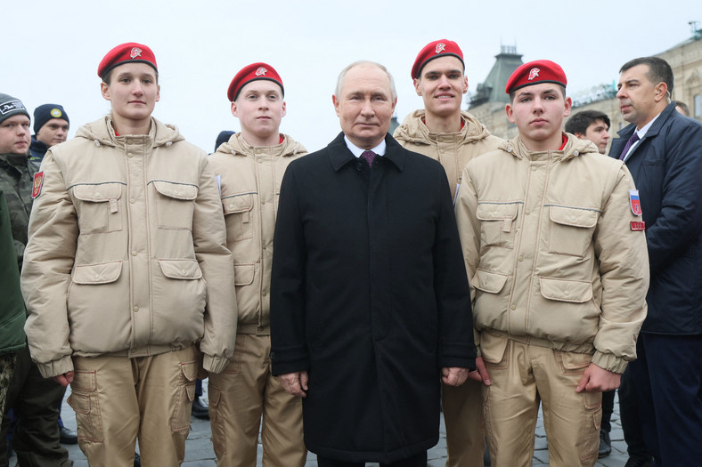 Władimir Putin z członkami Narodowego Ruchu Młodych Kadetów Armii.