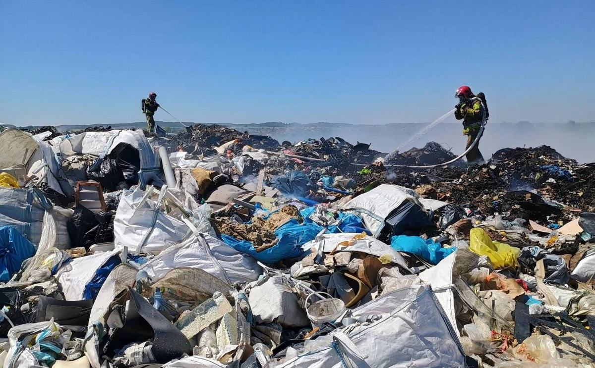  Płonie hałda śmieci w miejscowości Ostrowite na Pomorzu