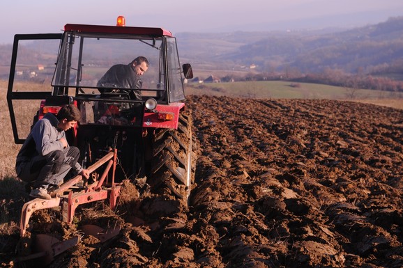 ZAMENILI DŽIP ZA TRAKTOR I NAPRAVILI IMPERIJU! Ovi naši glumci žive seosku idilu: Imaju vodenice i stotine koza, a jedan NE DA IMANJE NI ZA MILIONE