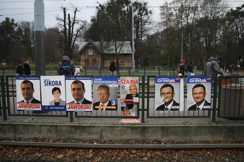 Od wyborów mija kilka dni a w Trójmieście roi się od plakatów