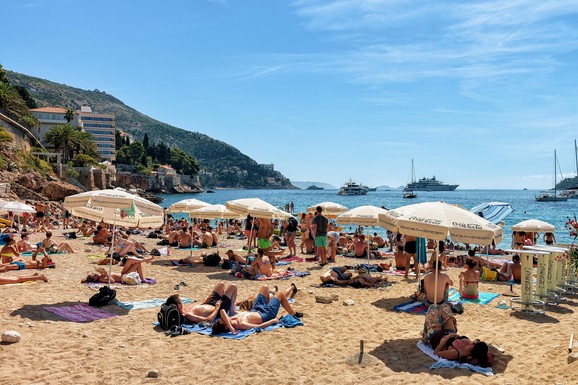 Šok na Jadranu! Plažni šerifi izbacuju turiste sa javnih plaža: Arogantni zakupci ležaljki blokiraju pristup moru, a vlasti ćute