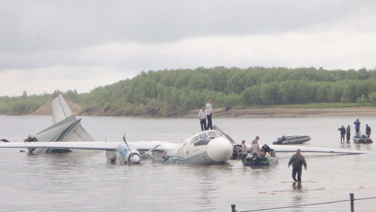 Wicepremier Rosji Siergiej Iwanow zapowiedział dziś, że samoloty pasażerskie Tu-134 i An-24 zostaną od 1 stycznia 2012 roku wycofane z obsługi planowych rejsów. Dodał, że maszyny te będą wykorzystywane do czarterów i nieregularnych lotów.