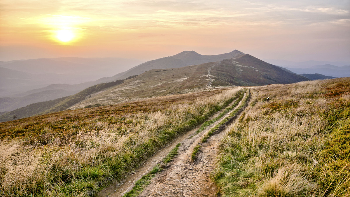 Bieszczady, tradycyjnie uważane za najdziksze polskie góry, już dawno straciły charakter gór trudnych dla turystów. Nie znaczy to jednak, że nie można przeżyć tu wspaniałej wakacyjnej przygody – wędrówka połoninami, wizyta w najbardziej na południe wysuniętym zakątku Polski, zwanym przez bywalców „bieszczadzkim workiem” czy w końcu rejs żaglówką po wodach zagubionego w wśród lasów Jeziora Solińskiego to tylko część wielkich atrakcji tego pięknego zakątka naszego kraju. Nie ma bowiem żadnych wątpliwości – że jeśli przygoda, to najlepiej właśnie w Bieszczadach.